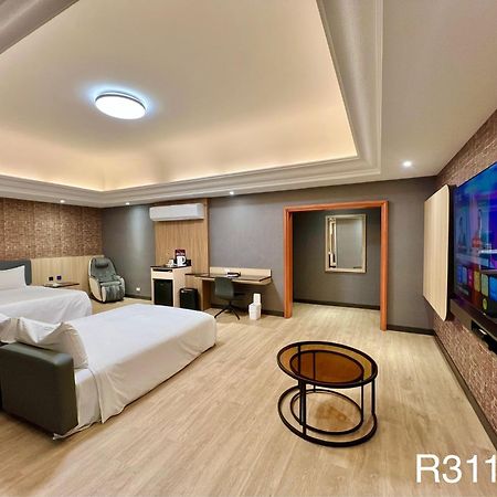 Holiday Motel Тайнань Экстерьер фото