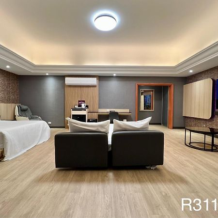 Holiday Motel Тайнань Экстерьер фото